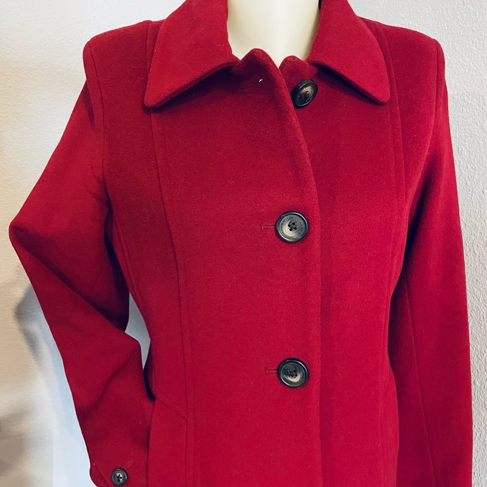 ANNE KLEIN Women’s Single Breasted Walker Coat. Size 8. Excellent Conditions.Red
